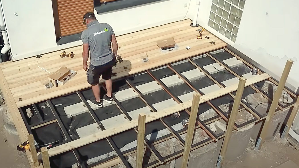 Realizzare un terrazzo in legno: tutto sui costi, la costruzione e il montaggio