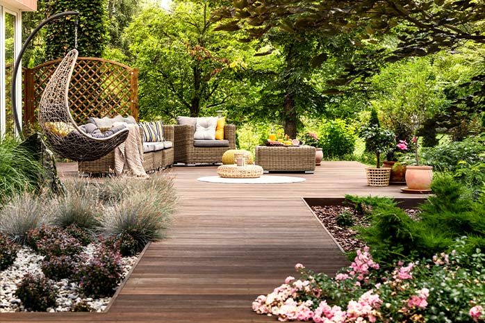 Grande terrazza in WPC con fiori
