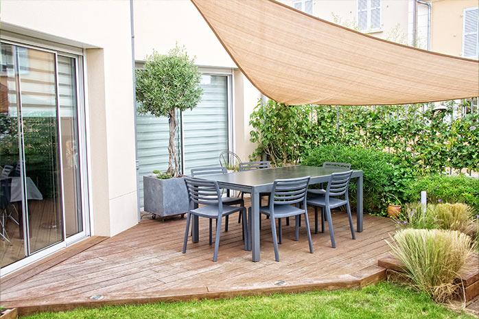 Anche una piccola terrazza può essere arredata in modo confortevole senza sembrare troppo piena

