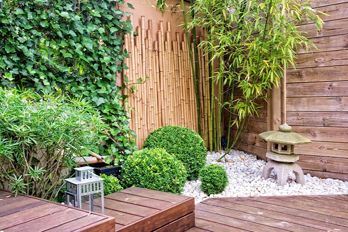 Lo stile di arredamento di una terrazza dal design asiatico è limitato all'essenziale
