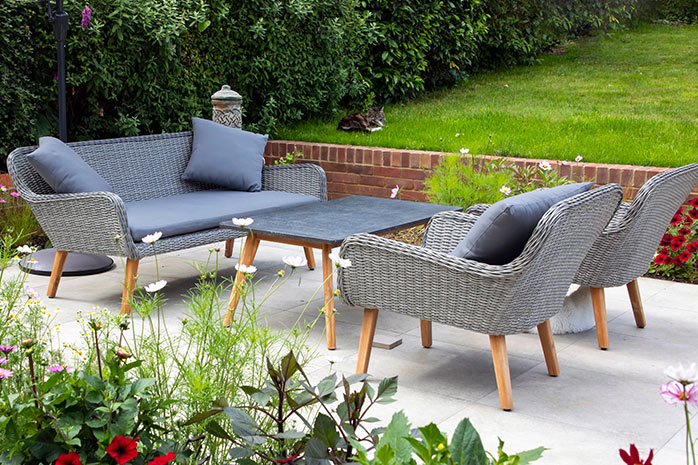Terrazza arredata in modo confortevole con mobili in polyrattan
