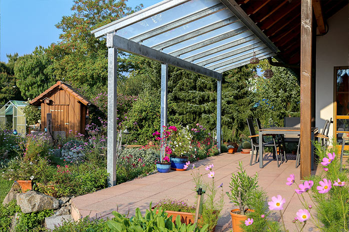 Una terrazza con giardino naturale offre spazio vitale per insetti e piccoli animali
