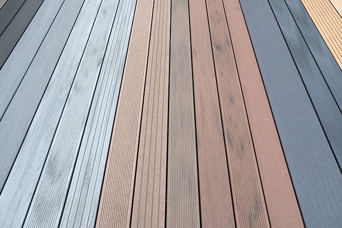 Con i listoni in WPC si ha abbastanza margine di manovra per cambiare colore alla propria terrazza
