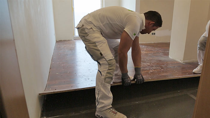 Chiunque stia pianificando un nuovo pavimento dovrebbe prima rimuovere i vecchi rivestimenti del pavimento.