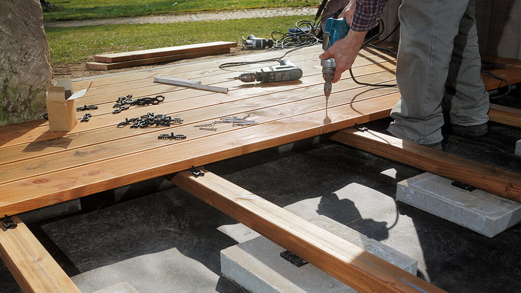 Costruire una terrazza in legno su prato: superare la sfida senza problemi