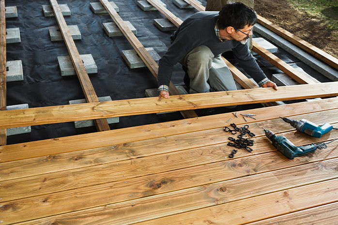 Una sottostruttura adeguata è la base per una terrazza in legno stabile e sicura - stock.adobe.com / Ingo Bartussek